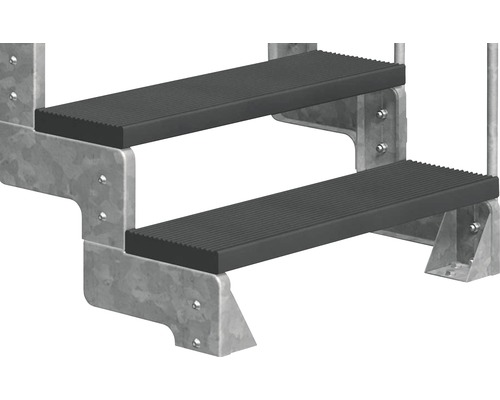 Två steg på en galvaniserad trappa med räfflade ytor.