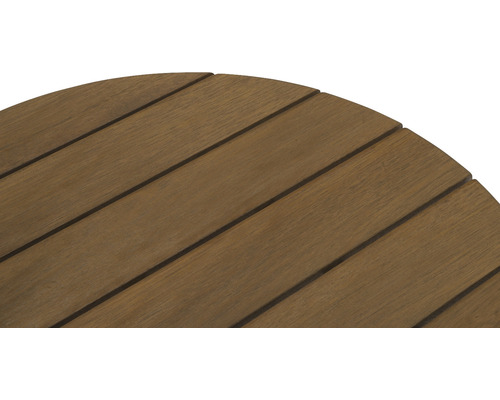 Detaljvy av en rund trädgårdsbordsskiva i trä