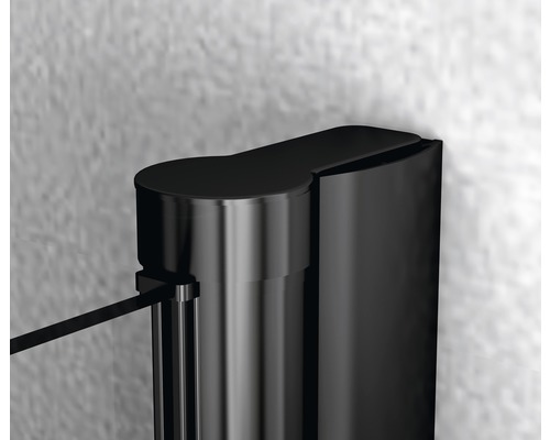 Detaljbild av en svart duschkabinprofil på en vägg
