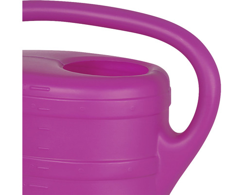 Detaljbild av en vattenkanna med handtag och påfyllningsöppning