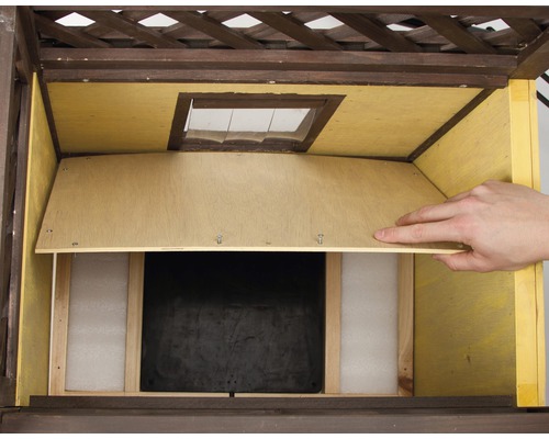 Detaljvy av en fågelholk med träpanel och öppningsmekanism.