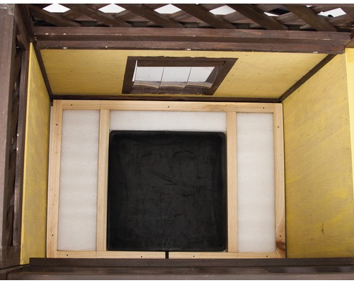 Interiör av ett trädgårdshus med träram och isolering