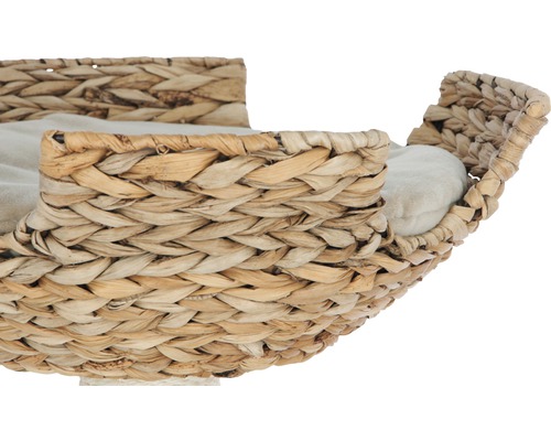 Närbild av en kattsäng i vattenhyacint med kudde