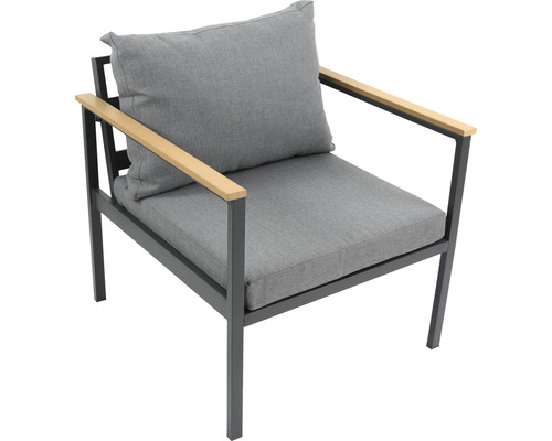 Trädgårdsstol med grå dynor och armstöd i trä