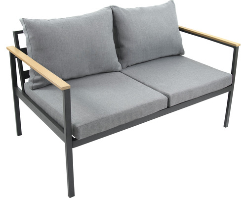Trädgårdssoffa med två säten, grå kuddar och armstöd i trä