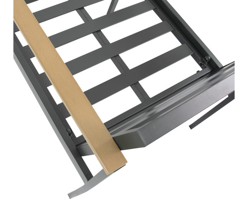 Detaljvy av en terrasskonstruktion med ram och träplanka