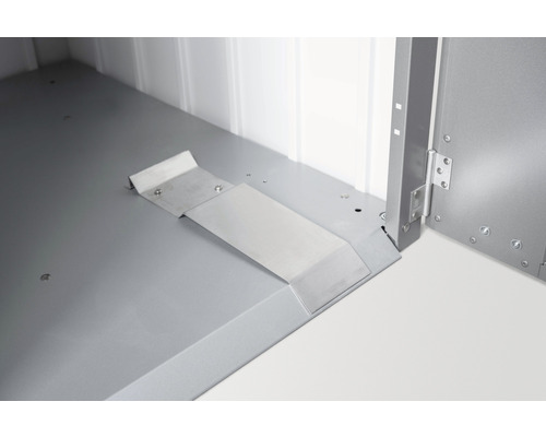 Detaljvy av insidan av ett metallskåp med golvfäste