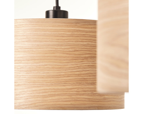 Detaljvy av en hängande lampa av trä