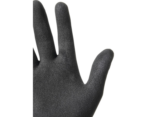 Närbild av en hand som bär en svart arbetshandske