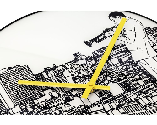 Väggklocka med illustration av en stad och en trumpetare