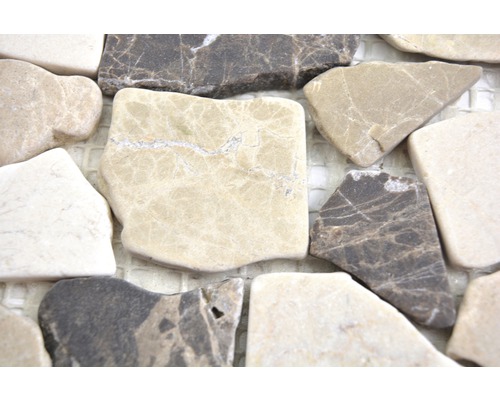 Närbild av mosaikplattor av natursten