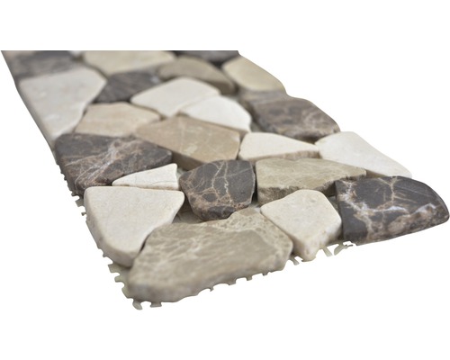 Mosaikplatta av natursten på nät