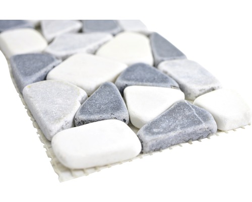Mosaikplatta av natursten på nät