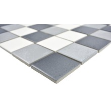 Mosaikplatta med kvadratiska, matta stenar