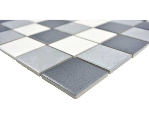 Mosaikplatta med kvadratiska, matta stenar