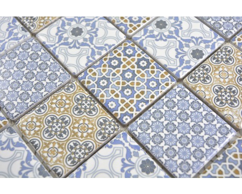 Närbild av mosaikplattor med mönster