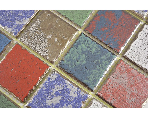 Närbild av keramiska mosaikplattor i olika färger för inomhusbruk