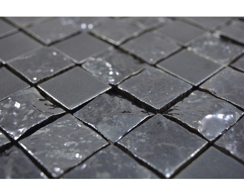 Närbild av fyrkantiga metallmosaikplattor.