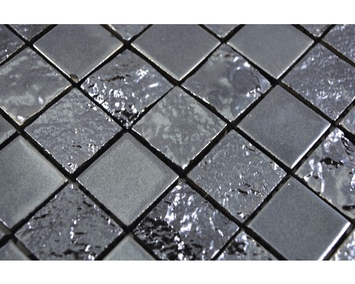 Detalj av mosaikplattor i glas och metall