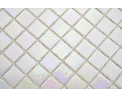 Närbild av vita kvadratiska mosaikplattor