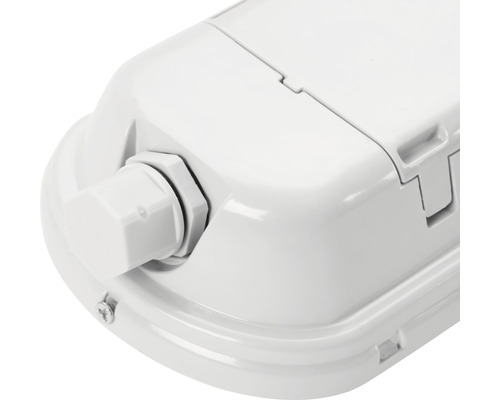 Detaljbild av en vit våtrumslampa med kabelförskruvning