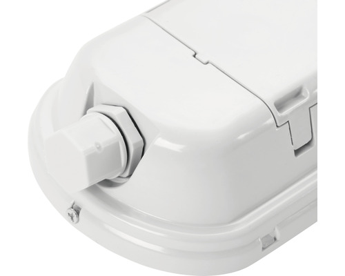 Detaljbild av en vit våtrumslampa med kabelförskruvning