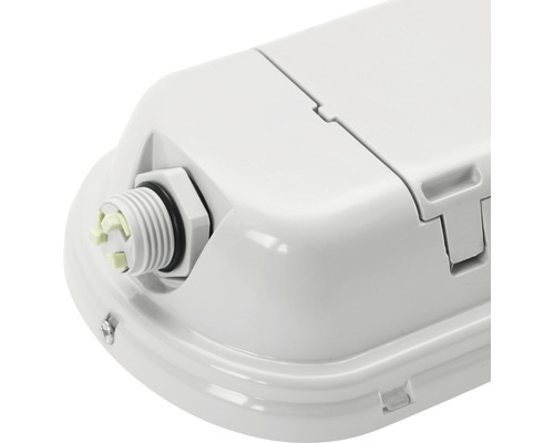 Detaljbild av en fuktsäker armatur med kabelförskruvning