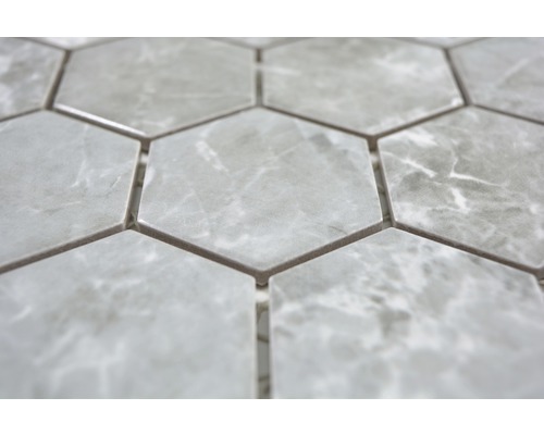Närbild av sexkantiga plattor med marmorutseende.