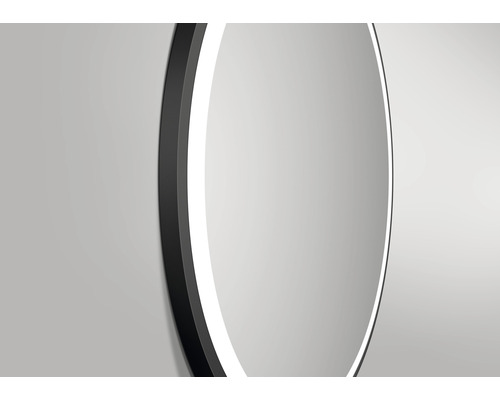 Detaljvy av en rund spegel med belysning