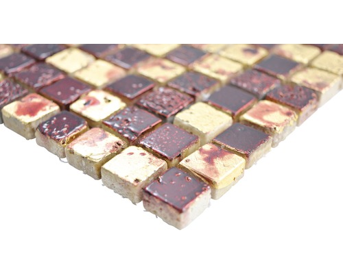 Mosaikplattor med glas och guldlook