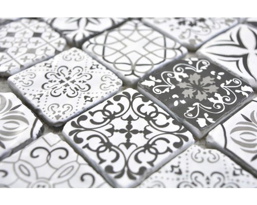 Närbild av mosaikplattor med olika mönster