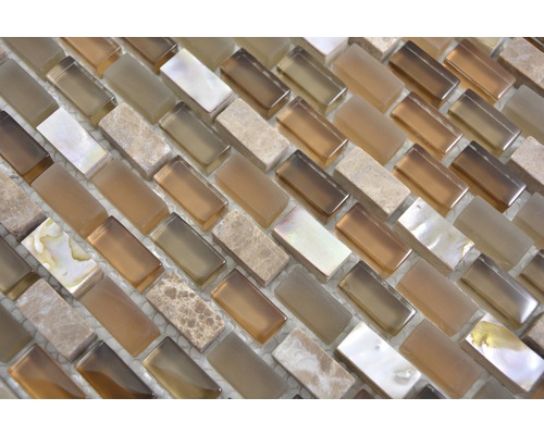 Mosaikplatta av glas och natursten