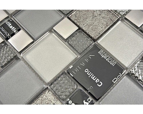 Närbild av silverfärgade mosaikplattor