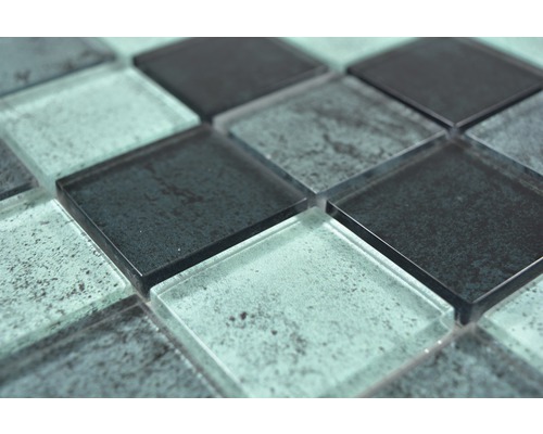 Närbild av kvadratiska glasmosaikplattor