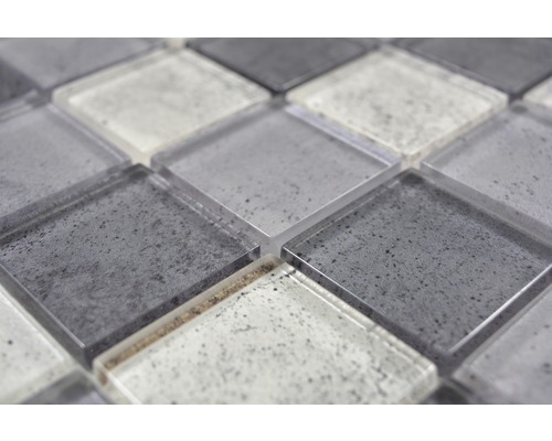 Närbild av mosaikplattor av glas och sten