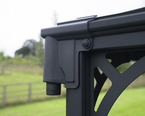 Detaljvy av ett svart terrassöverdrag med hängränna och dekorativa element