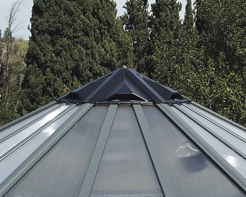 Detaljvy av taket på en paviljong med polykarbonatskivor