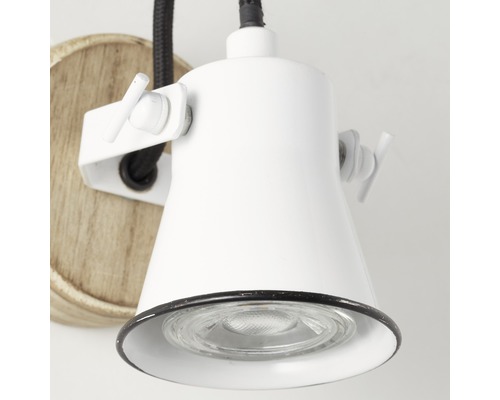 Vit vägglampa med träfäste