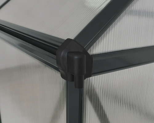 Detaljvy av ett växthus med polykarbonatskivor och grå ramprofiler.