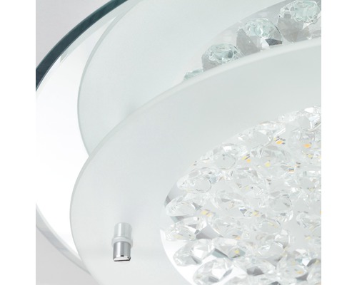 Närbild av en taklampa med kristalldekor