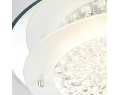 Närbild av en taklampa med kristaller