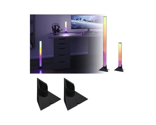 Dekorativa LED-lampor i spelrum med skrivbord, hörlurar och dator