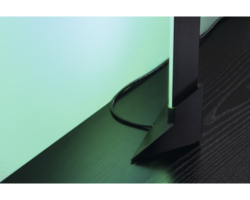 Närbild av en bordslampa med svart fot på en yta