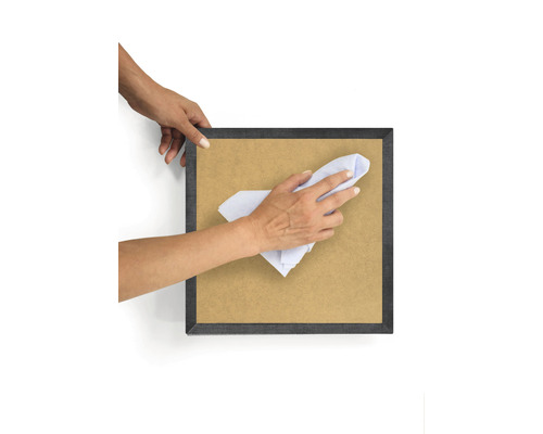 Rengöring av en bildram med en trasa