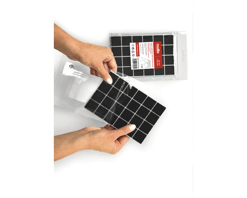 Person öppnar en förpackning med möbelglidare