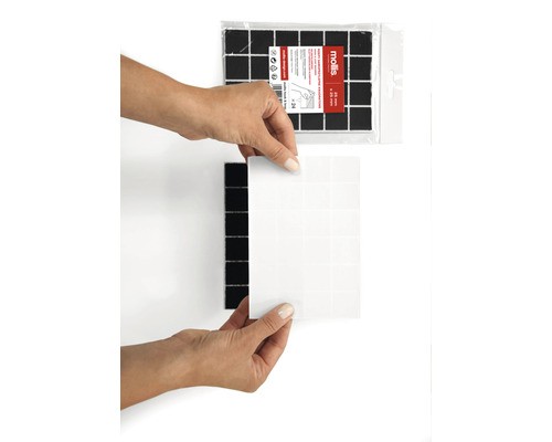 Person tar bort skyddsfilm från självhäftande möbeltassar