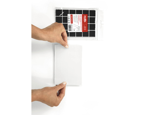 Självhäftande möbelglidare vid applicering med skyddsfilm och förpackning