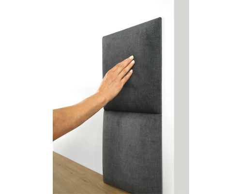 Akustikpanel för väggdekoration berörd med handen