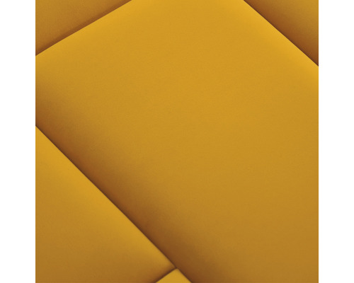 Gula, vadderade väggpaneler med geometriskt mönster.