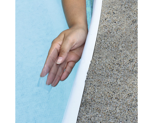 Hand i poolvatten bredvid poolkanten